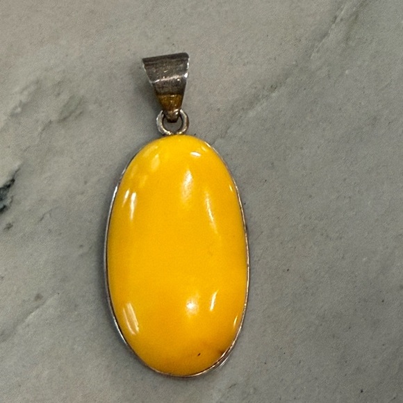 Vintage Jewelry - VTG Sterling Silver Amber Pendant